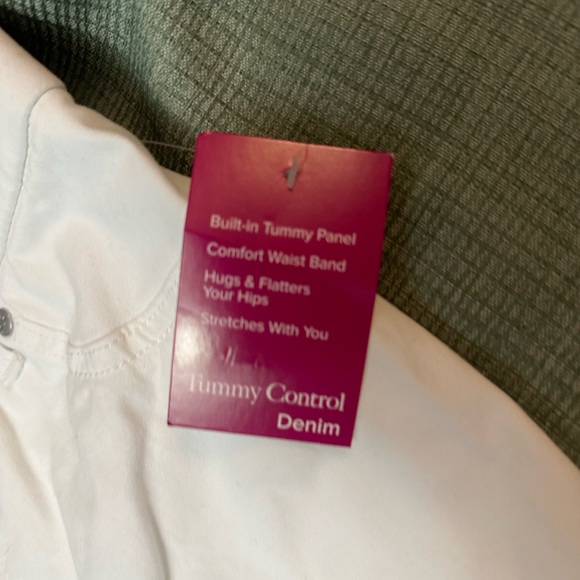 Kim Rogers white Bermuda shorts. Size 6. Elastic waist tummy control - Picture 3 of 7